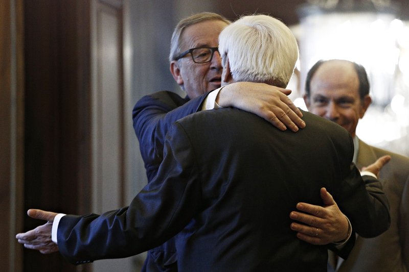 Ο εκδηλωτικός κύριος Γιούνκερ -Τρέλανε στις αγκαλιές και στα φιλιά Τσίπρα και Παυλόπουλο [εικόνες] | iefimerida.gr 12