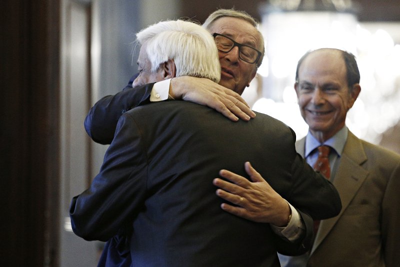 Ο εκδηλωτικός κύριος Γιούνκερ -Τρέλανε στις αγκαλιές και στα φιλιά Τσίπρα και Παυλόπουλο [εικόνες] | iefimerida.gr 13