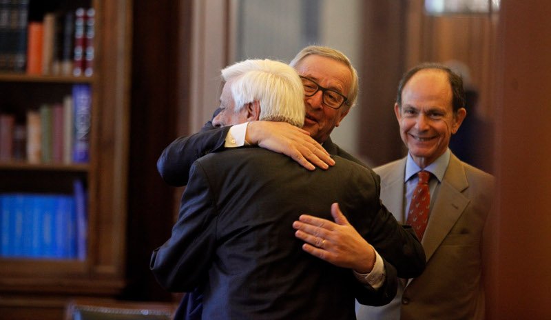 Ο εκδηλωτικός κύριος Γιούνκερ -Τρέλανε στις αγκαλιές και στα φιλιά Τσίπρα και Παυλόπουλο [εικόνες] | iefimerida.gr 14