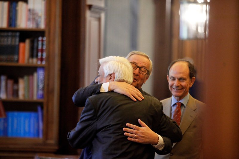 Ο εκδηλωτικός κύριος Γιούνκερ -Τρέλανε στις αγκαλιές και στα φιλιά Τσίπρα και Παυλόπουλο [εικόνες] | iefimerida.gr 15