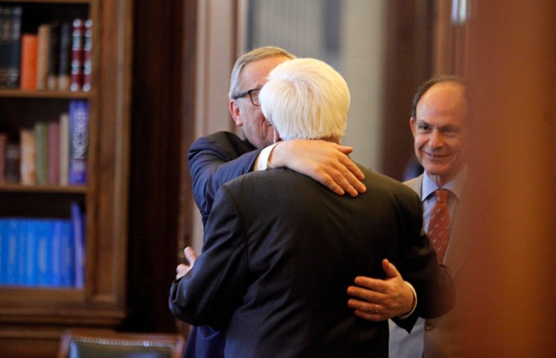 Ο εκδηλωτικός κύριος Γιούνκερ -Τρέλανε στις αγκαλιές και στα φιλιά Τσίπρα και Παυλόπουλο [εικόνες] | iefimerida.gr 16