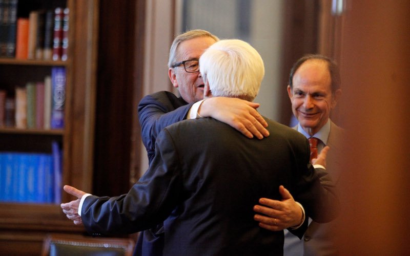 Ο εκδηλωτικός κύριος Γιούνκερ -Τρέλανε στις αγκαλιές και στα φιλιά Τσίπρα και Παυλόπουλο [εικόνες] | iefimerida.gr 17