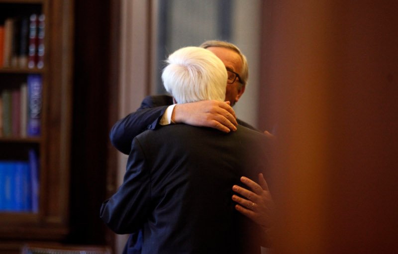 Ο εκδηλωτικός κύριος Γιούνκερ -Τρέλανε στις αγκαλιές και στα φιλιά Τσίπρα και Παυλόπουλο [εικόνες] | iefimerida.gr 18