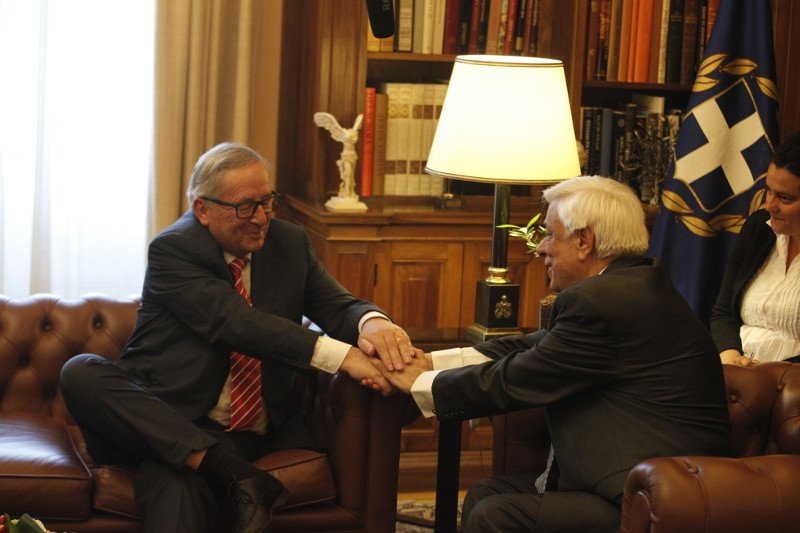 Ο εκδηλωτικός κύριος Γιούνκερ -Τρέλανε στις αγκαλιές και στα φιλιά Τσίπρα και Παυλόπουλο [εικόνες] | iefimerida.gr 23