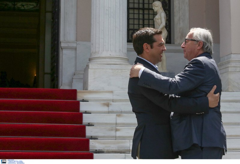 Ο εκδηλωτικός κύριος Γιούνκερ -Τρέλανε στις αγκαλιές και στα φιλιά Τσίπρα και Παυλόπουλο [εικόνες] | iefimerida.gr 3