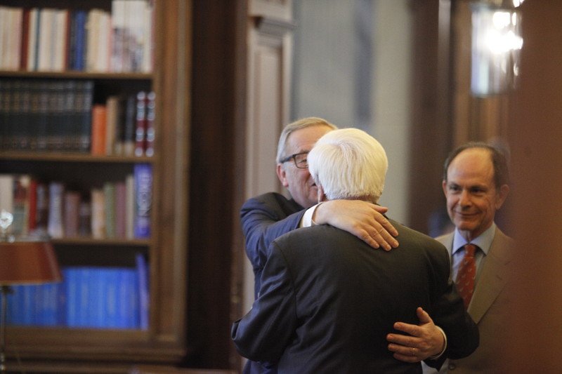 Ο εκδηλωτικός κύριος Γιούνκερ -Τρέλανε στις αγκαλιές και στα φιλιά Τσίπρα και Παυλόπουλο [εικόνες] | iefimerida.gr 20