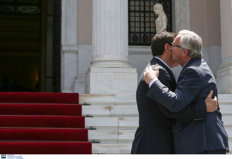 Ο εκδηλωτικός κύριος Γιούνκερ -Τρέλανε στις αγκαλιές και στα φιλιά Τσίπρα και Παυλόπουλο [εικόνες] | iefimerida.gr 5