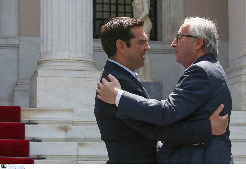Ο εκδηλωτικός κύριος Γιούνκερ -Τρέλανε στις αγκαλιές και στα φιλιά Τσίπρα και Παυλόπουλο [εικόνες] | iefimerida.gr 4