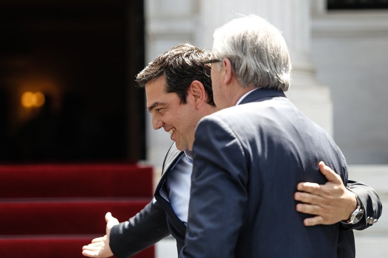 Ο εκδηλωτικός κύριος Γιούνκερ -Τρέλανε στις αγκαλιές και στα φιλιά Τσίπρα και Παυλόπουλο [εικόνες] | iefimerida.gr 7