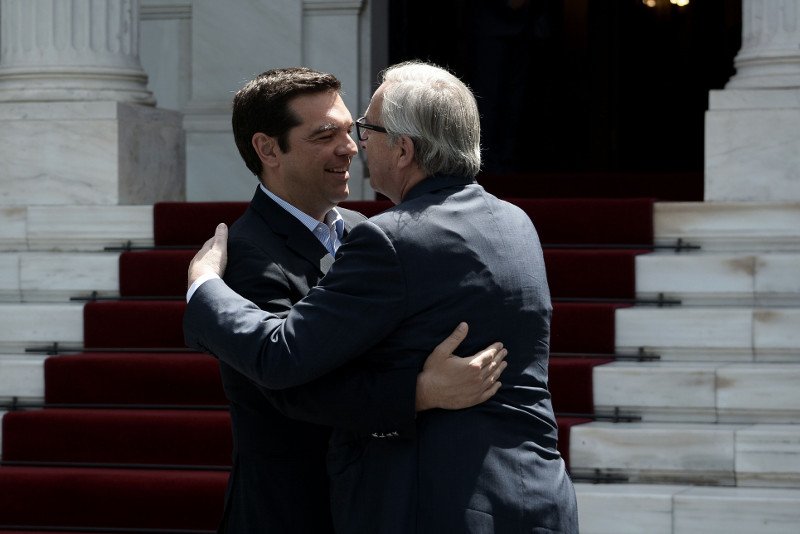 Ο εκδηλωτικός κύριος Γιούνκερ -Τρέλανε στις αγκαλιές και στα φιλιά Τσίπρα και Παυλόπουλο [εικόνες] | iefimerida.gr 6
