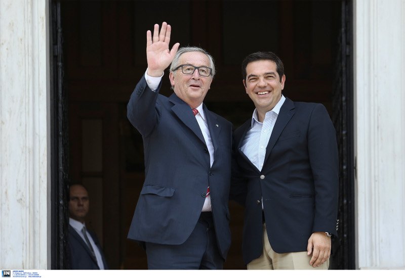 Ο εκδηλωτικός κύριος Γιούνκερ -Τρέλανε στις αγκαλιές και στα φιλιά Τσίπρα και Παυλόπουλο [εικόνες] | iefimerida.gr 8