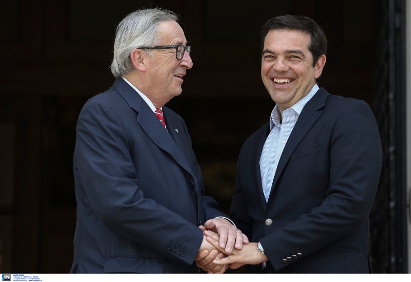 Ο εκδηλωτικός κύριος Γιούνκερ -Τρέλανε στις αγκαλιές και στα φιλιά Τσίπρα και Παυλόπουλο [εικόνες] | iefimerida.gr 10