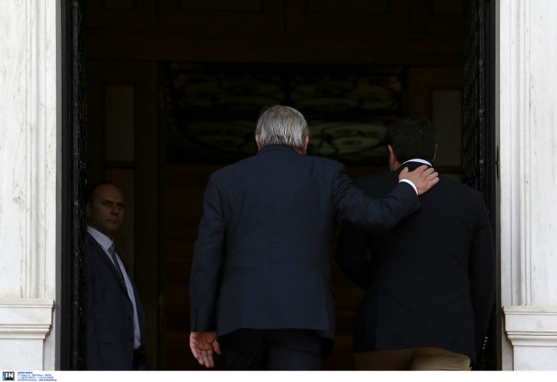 Ο εκδηλωτικός κύριος Γιούνκερ -Τρέλανε στις αγκαλιές και στα φιλιά Τσίπρα και Παυλόπουλο [εικόνες] | iefimerida.gr 11