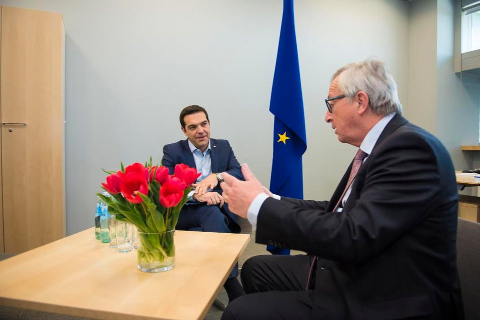 Ο Γιούνκερ λιώνει στην αγκαλιά του Τσίπρα [εικόνες] | iefimerida.gr 2