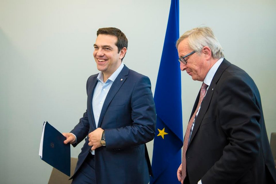 Ο Γιούνκερ λιώνει στην αγκαλιά του Τσίπρα [εικόνες] | iefimerida.gr 1