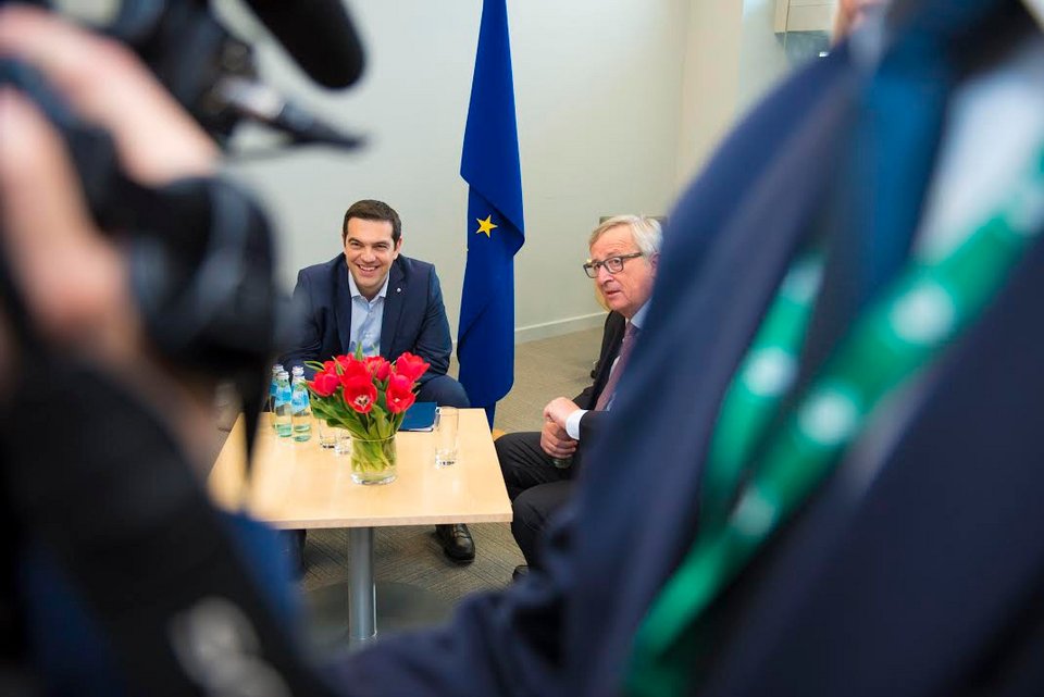 Ο Γιούνκερ λιώνει στην αγκαλιά του Τσίπρα [εικόνες] | iefimerida.gr 3