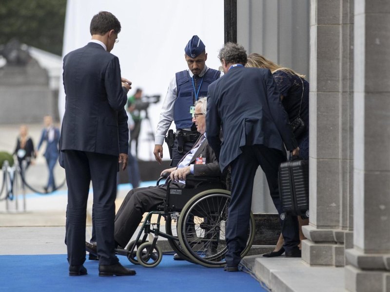 Euractiv μετά το τρέκλισμα του Γιούνκερ: Το ερώτημα είναι, θα μπορέσει να ολοκληρώσει τη θητεία του; | iefimerida.gr 2