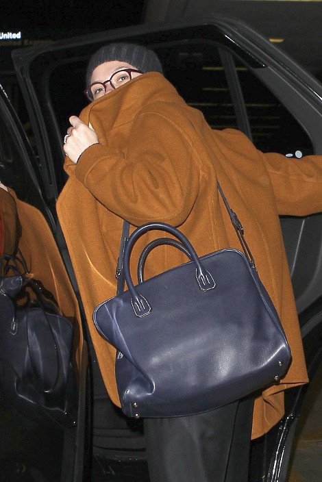 Αλλος άνθρωπος η Σκάρλετ Γιόχανσον -Αγνώριστη, άβαφη, «κρυμμένη» πίσω από φαρδιά ρούχα και γυαλιά μυωπίας [εικόνες] | iefimerida.gr 0