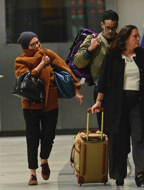 Αλλος άνθρωπος η Σκάρλετ Γιόχανσον -Αγνώριστη, άβαφη, «κρυμμένη» πίσω από φαρδιά ρούχα και γυαλιά μυωπίας [εικόνες] | iefimerida.gr 1