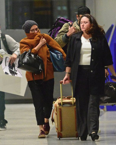 Αλλος άνθρωπος η Σκάρλετ Γιόχανσον -Αγνώριστη, άβαφη, «κρυμμένη» πίσω από φαρδιά ρούχα και γυαλιά μυωπίας [εικόνες] | iefimerida.gr 2