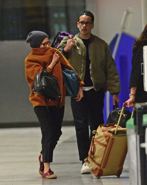 Αλλος άνθρωπος η Σκάρλετ Γιόχανσον -Αγνώριστη, άβαφη, «κρυμμένη» πίσω από φαρδιά ρούχα και γυαλιά μυωπίας [εικόνες] | iefimerida.gr 3