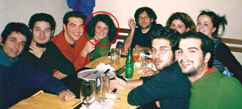 Η κοπέλα δίπλα στον Αλέξη Τσίπρα δεν είναι η Περιστέρα -Η παρέα που έγινε viral [εικόνες] | iefimerida.gr 0