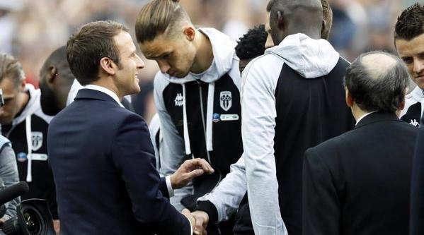 Ο Εμανουέλ Μακρόν το παράκανε: Mετά τους G7 πήγε και στο γήπεδο [εικόνες] | iefimerida.gr 3