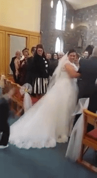 «Μου έμοιαζε με σύννεφο και ήθελα να καθίσω πάνω του» -Απίστευτος 4χρονος προσγειώνεται πάνω στη νύφη θεία του [βίντεο] | iefimerida.gr 1