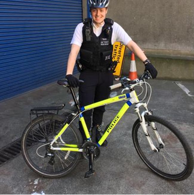 Αστυνομικός έπιασε ληστή και έγινε viral για τον πιο περίεργο λόγο -Είχε ντυθεί... καμηλοπάρδαλη [εικόνες] | iefimerida.gr 1