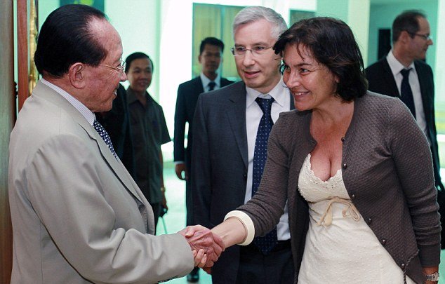 Γαλλίδα υπουργός έβγαλε μάτια με το άκρως αποκαλυπτικό ντεκολτέ της σε επίσημη συνάντηση [εικόνες] | iefimerida.gr 1