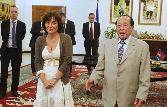 Γαλλίδα υπουργός έβγαλε μάτια με το άκρως αποκαλυπτικό ντεκολτέ της σε επίσημη συνάντηση [εικόνες] | iefimerida.gr 2