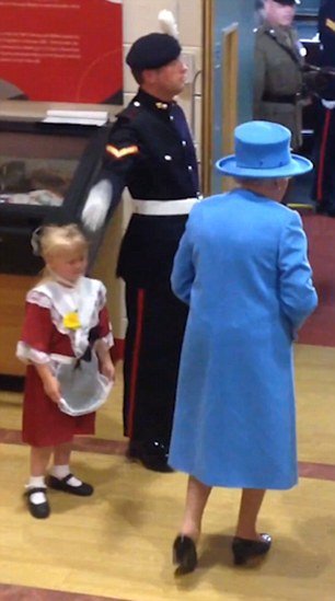 Κοριτσάκι δίνει λουλούδια στη βασίλισσα Ελισάβετ και τρώει σφαλιάρα από στρατιώτη [εικόνες & βίντεο] | iefimerida.gr 0