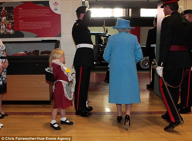 Κοριτσάκι δίνει λουλούδια στη βασίλισσα Ελισάβετ και τρώει σφαλιάρα από στρατιώτη [εικόνες & βίντεο] | iefimerida.gr 2