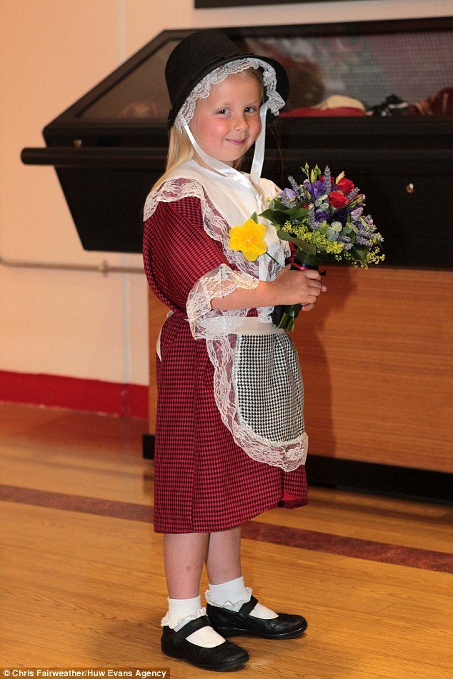 Κοριτσάκι δίνει λουλούδια στη βασίλισσα Ελισάβετ και τρώει σφαλιάρα από στρατιώτη [εικόνες & βίντεο] | iefimerida.gr 3