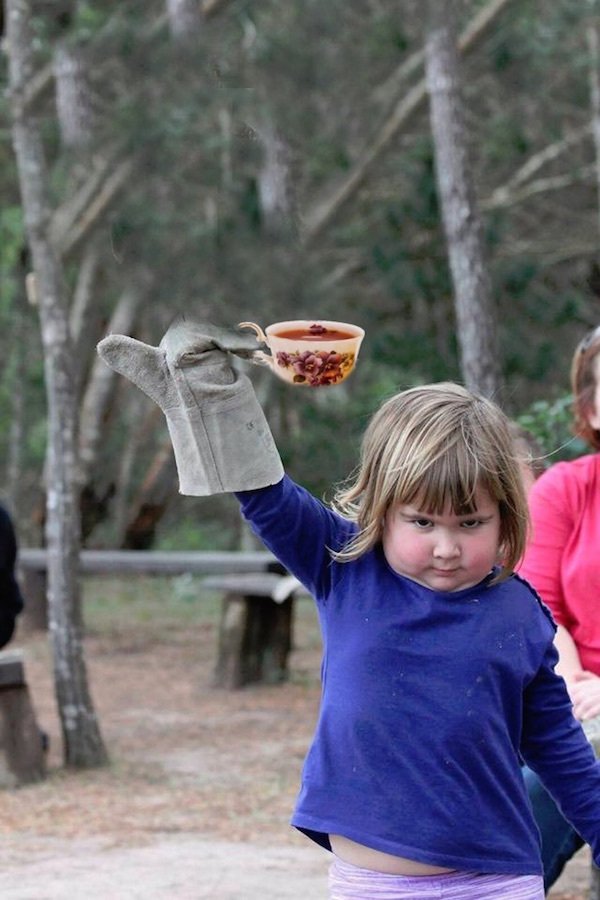 Η φωτογραφία της σατανικής πιτσιρίκας με την κουκουβάγια που έγινε viral [εικόνες] | iefimerida.gr 3