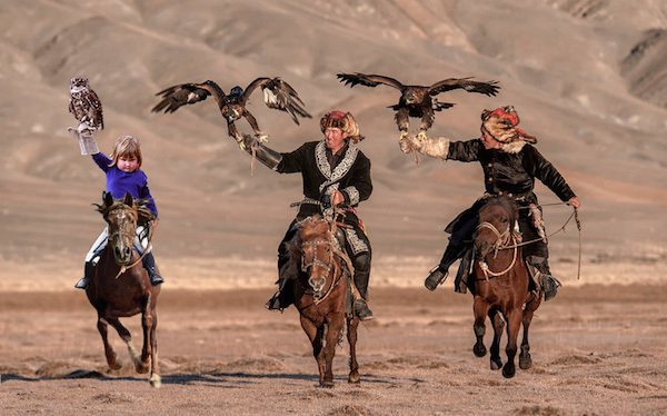 Η φωτογραφία της σατανικής πιτσιρίκας με την κουκουβάγια που έγινε viral [εικόνες] | iefimerida.gr 4