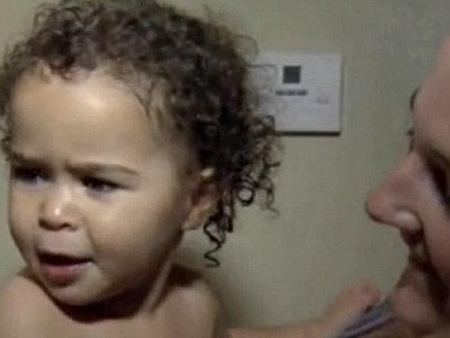 Αδίστακτος πατέρας πετάει την 2χρονη κόρη του στην πισίνα για να της δώσει ένα μάθημα [βίντεο & εικόνες] | iefimerida.gr 1