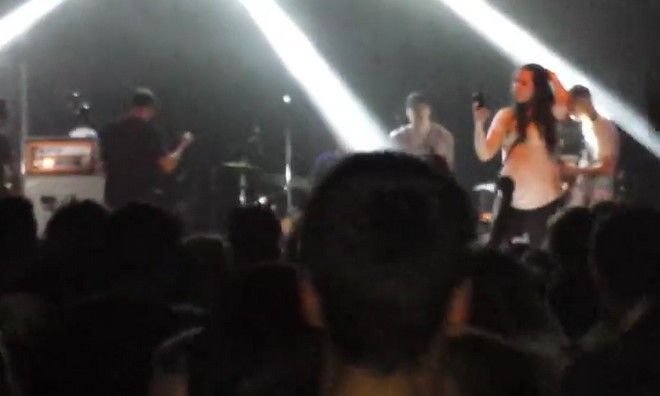 Τραγουδιστής κλωτσάει και πετάει από τη σκηνή θαυμάστρια που ήθελε να βγάλει selfie [εικόνες & βίντεο] | iefimerida.gr 0