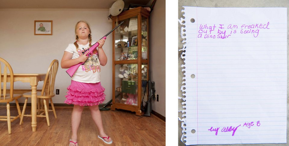 Μια ενοχλητική έκθεση -Παιδιά ποζάρουν περήφανα κρατώντας πολύχρωμα τουφέκια και περιγράφουν τους φόβους τους [εικόνες] | iefimerida.gr 0