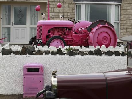 Η Iρλανδία βάφτηκε ολόκληρη στα ροζ για να υποδεχθεί τον ποδηλατικό γύρο [εικόνες] | iefimerida.gr 1