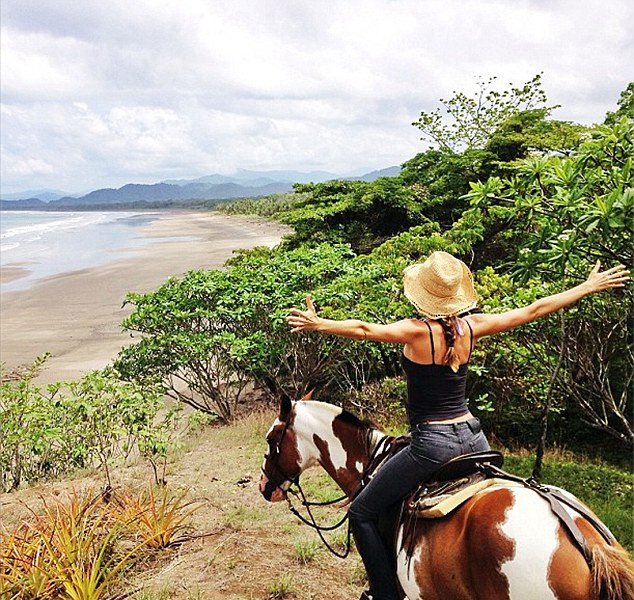 Η Ζιζέλ κάνει γιόγκα στον παράδεισο [εικόνες]  | iefimerida.gr 1