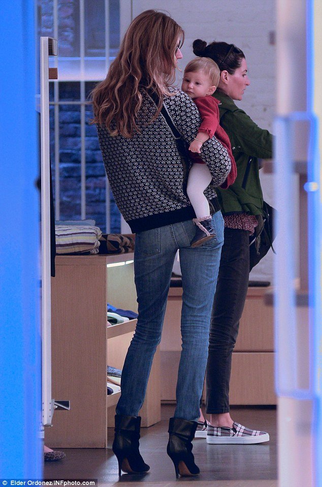 Αφωνοι περαστικοί κοιτάζουν την Gisele με ψηλοτάκουνα και κολλητά να κρατάει το παιδί της [εικόνες] | iefimerida.gr 1