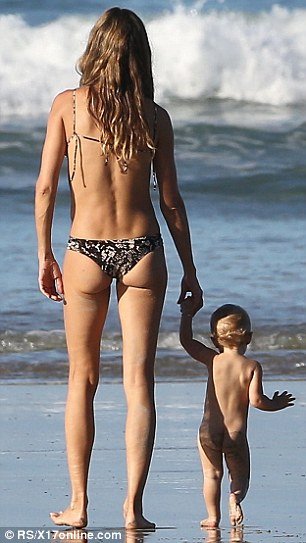 Μητέρα «μοντέλο» -Η Ζιζέλ με το ένα χέρι οδηγεί τη «γουρούνα» και στο άλλο κρατάει το μωρό [εικόνες] | iefimerida.gr 3