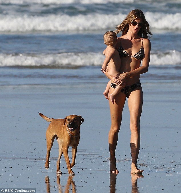 Μητέρα «μοντέλο» -Η Ζιζέλ με το ένα χέρι οδηγεί τη «γουρούνα» και στο άλλο κρατάει το μωρό [εικόνες] | iefimerida.gr 5