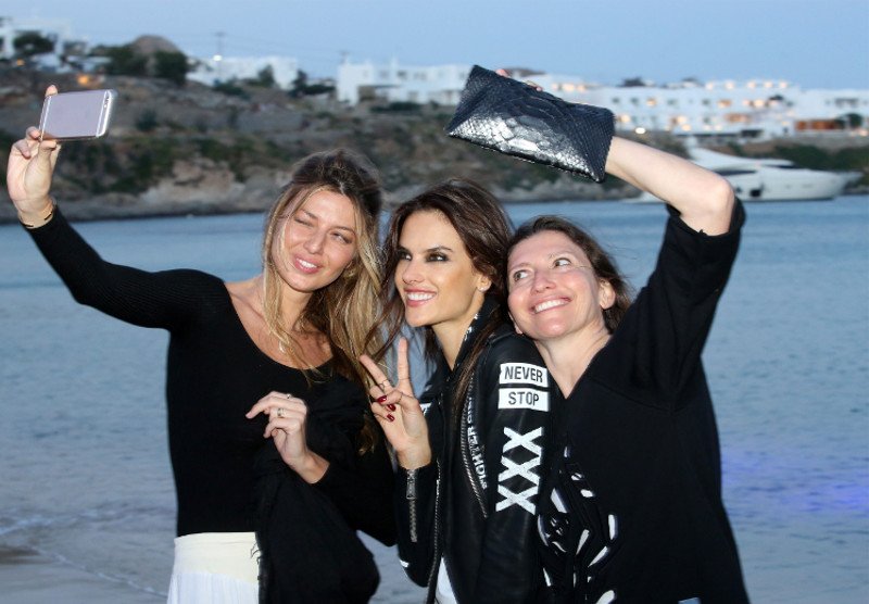 Αμπρόζιο και Ραφαέλι κόλασαν τη Μύκονο -Περπάτησαν στην αμμουδιά με τα ρούχα της Replay [εικόνες] | iefimerida.gr 9