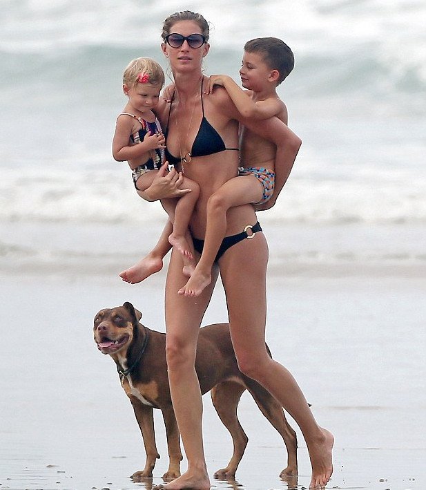 Τα οικογενειακά βάρη ομορφαίνουν την Ζιζέλ -Σέξι ακόμη & κουβαλώντας 2 παιδιά [εικόνες] | iefimerida.gr 0