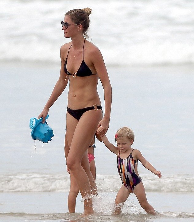 Τα οικογενειακά βάρη ομορφαίνουν την Ζιζέλ -Σέξι ακόμη & κουβαλώντας 2 παιδιά [εικόνες] | iefimerida.gr 8