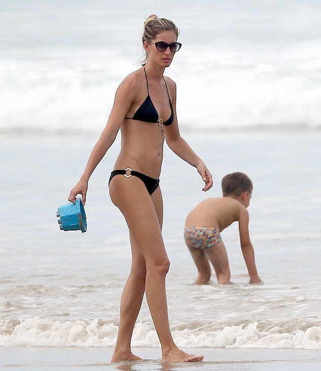 Τα οικογενειακά βάρη ομορφαίνουν την Ζιζέλ -Σέξι ακόμη & κουβαλώντας 2 παιδιά [εικόνες] | iefimerida.gr 9