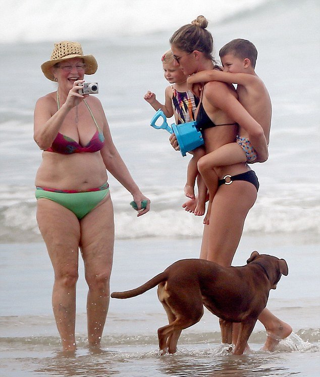 Τα οικογενειακά βάρη ομορφαίνουν την Ζιζέλ -Σέξι ακόμη & κουβαλώντας 2 παιδιά [εικόνες] | iefimerida.gr 1