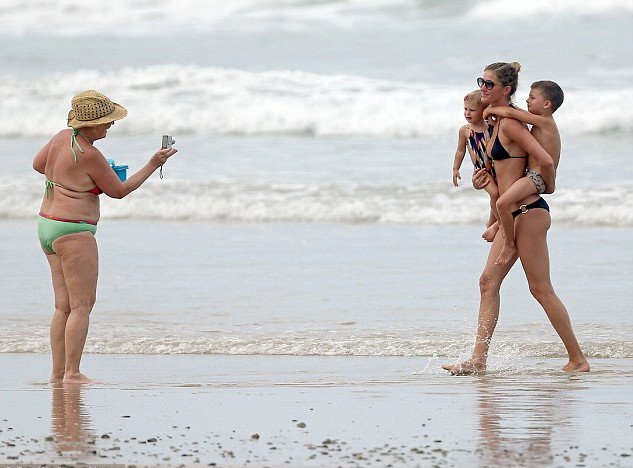 Τα οικογενειακά βάρη ομορφαίνουν την Ζιζέλ -Σέξι ακόμη & κουβαλώντας 2 παιδιά [εικόνες] | iefimerida.gr 2